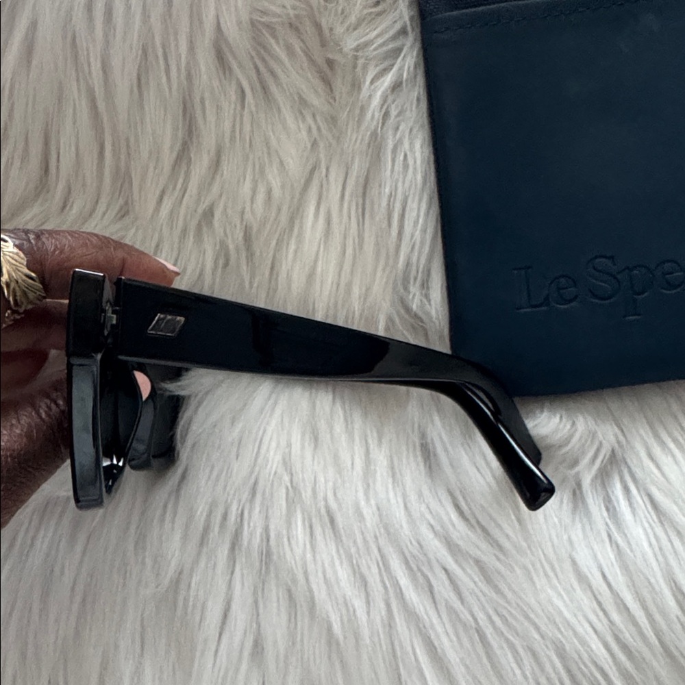 NEW LISTING! Le Specs black Sunglasses - Picture 4 of 5